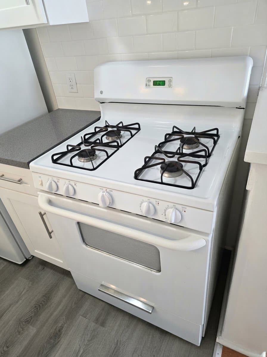 Los Angeles Apartment: 1909 N Beachwood Dr