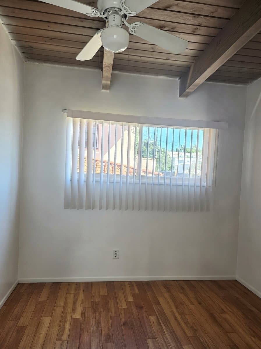 Los Angeles Apartment: 1909 N Beachwood Dr