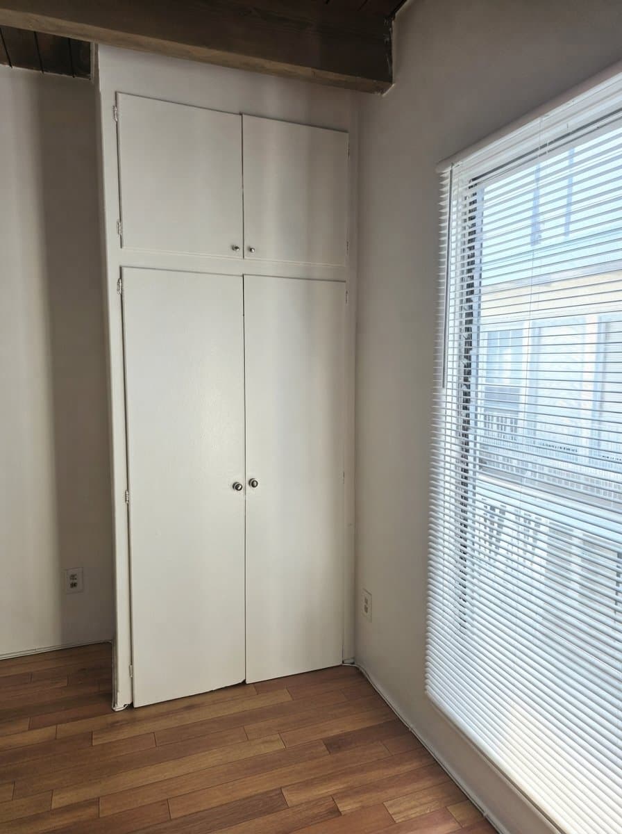 Los Angeles Apartment: 1909 N Beachwood Dr