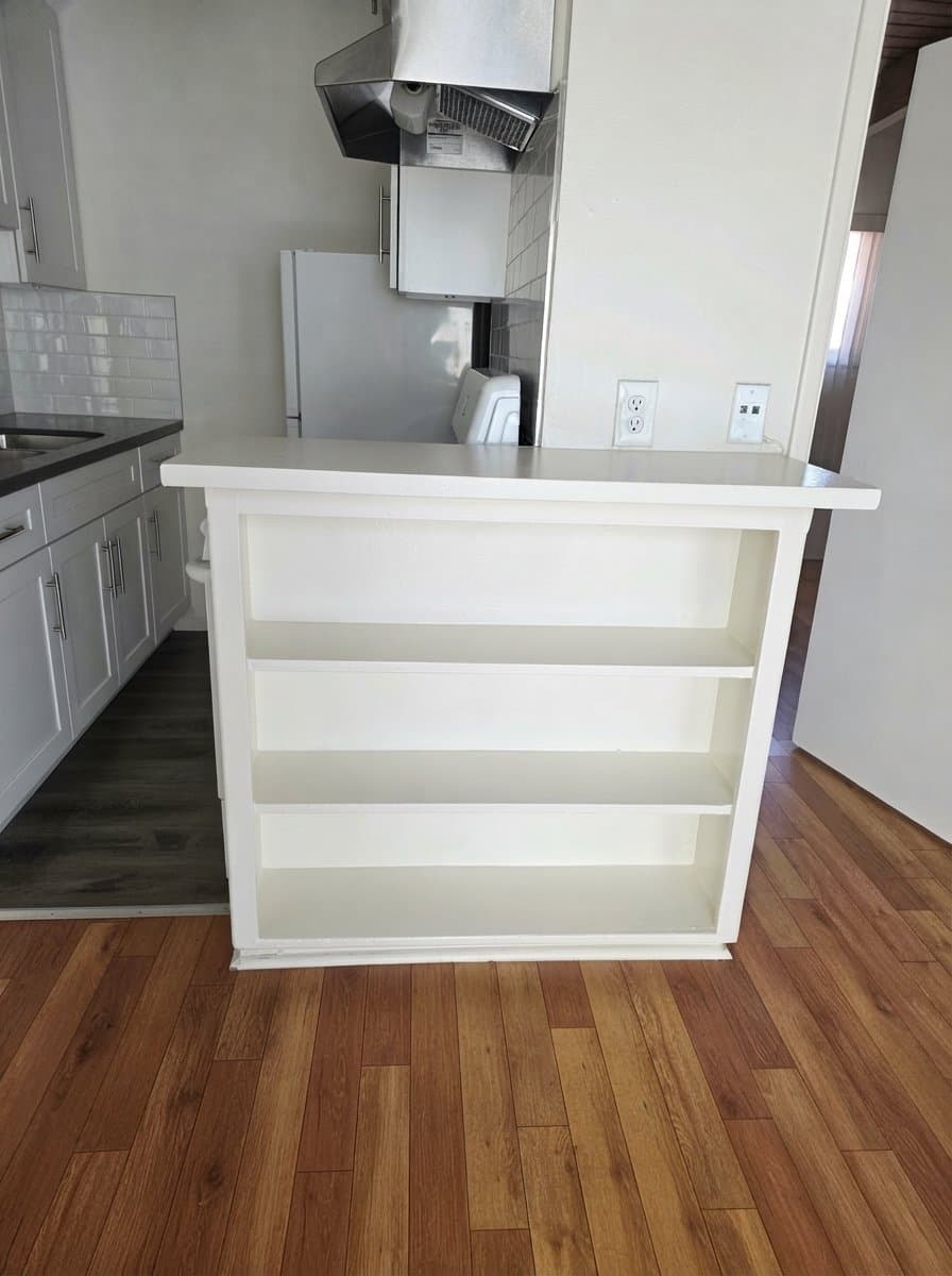Los Angeles Apartment: 1909 N Beachwood Dr