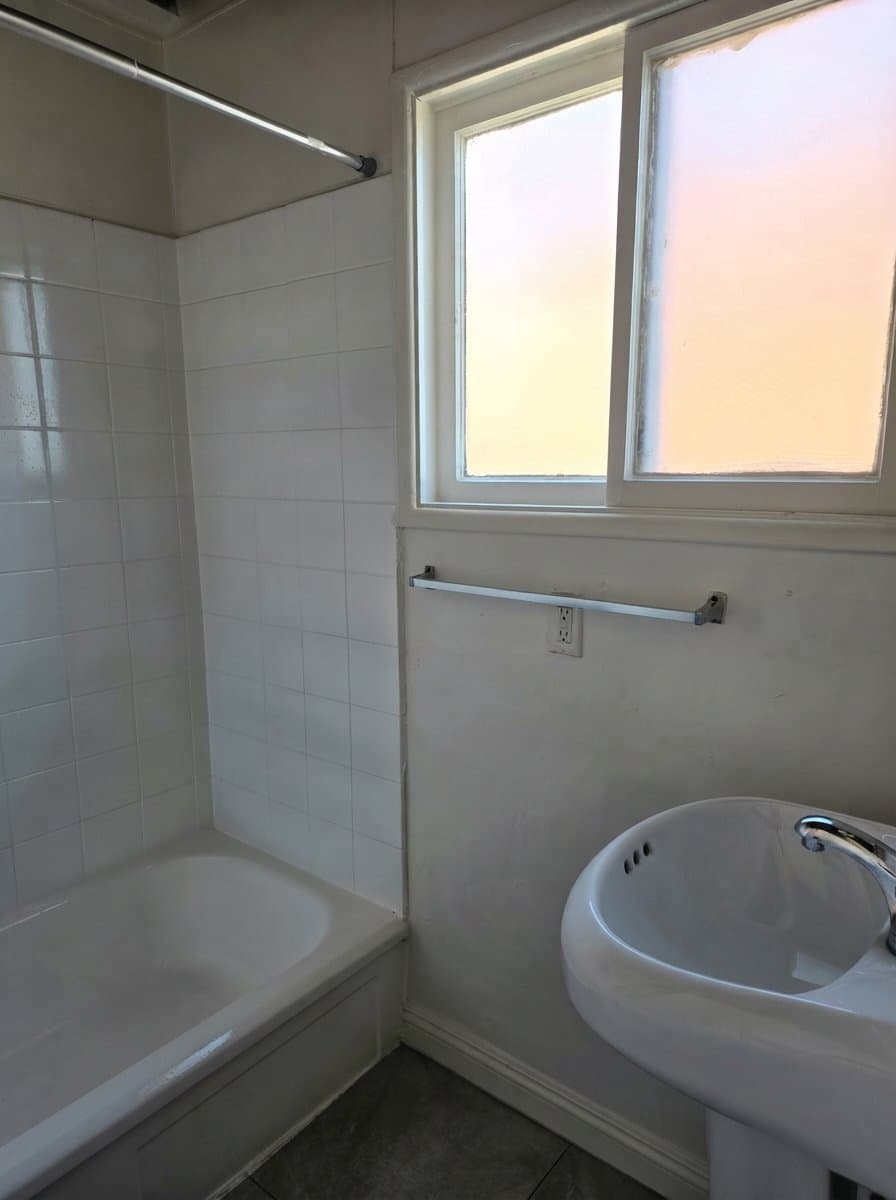 Los Angeles Apartment: 1909 N Beachwood Dr