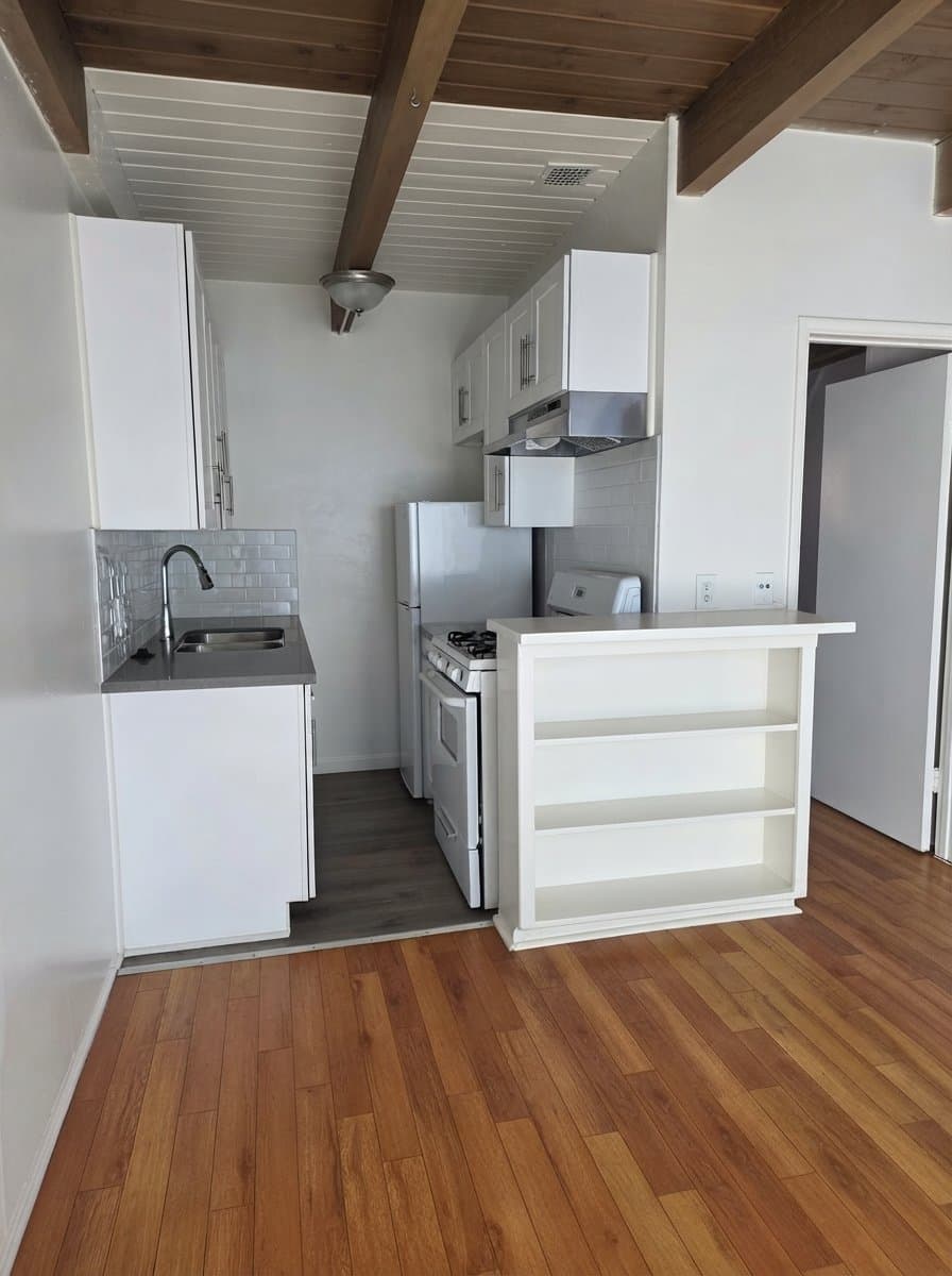 Los Angeles Apartment: 1909 N Beachwood Dr