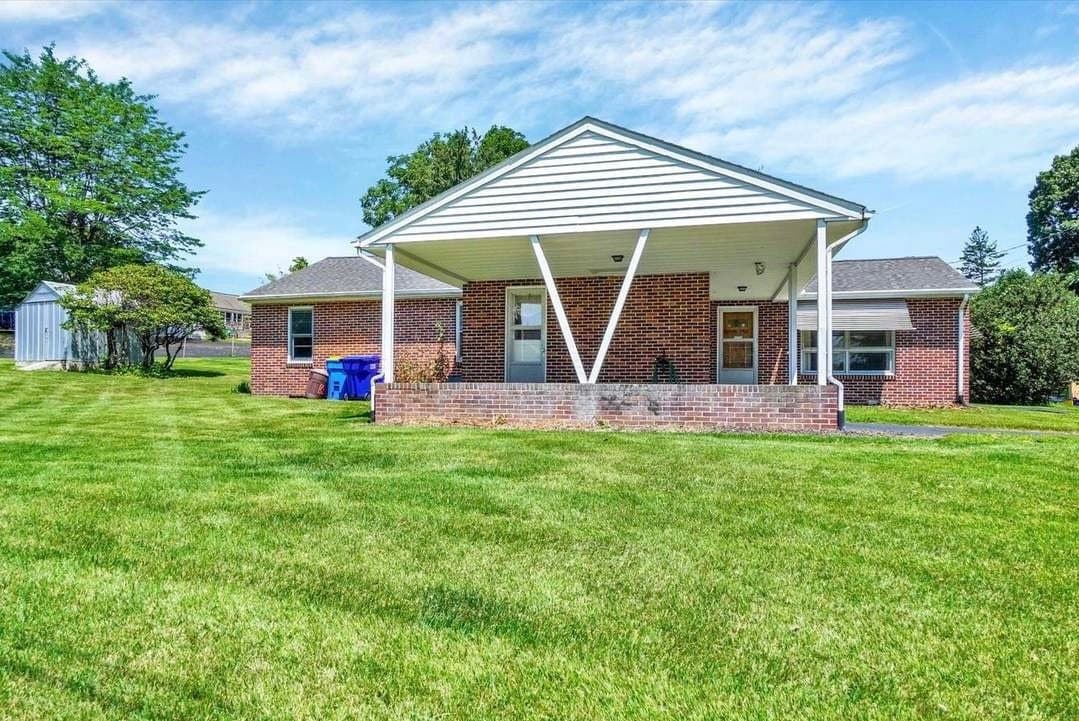 York House: 1610 N East St