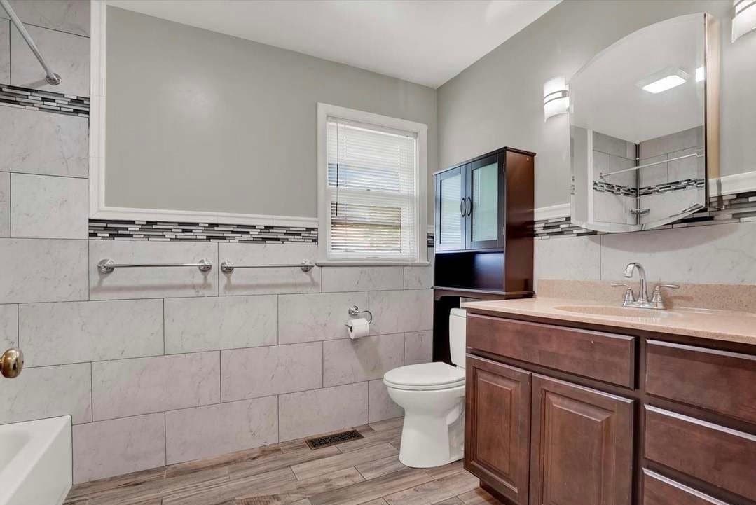 York House: 1610 N East St