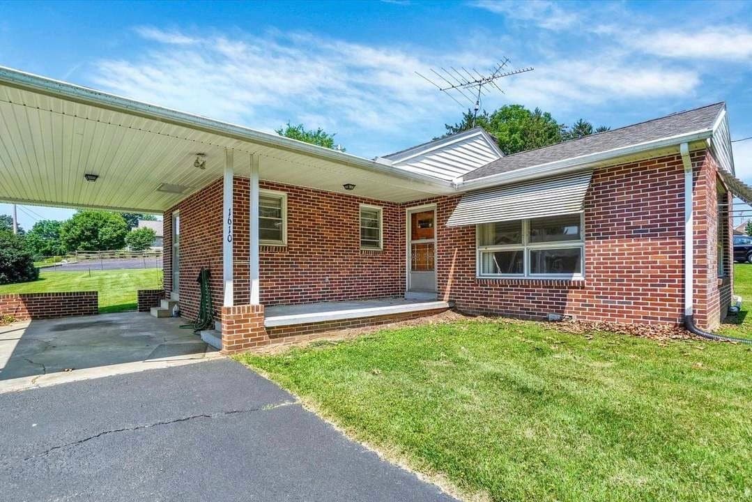York House: 1610 N East St