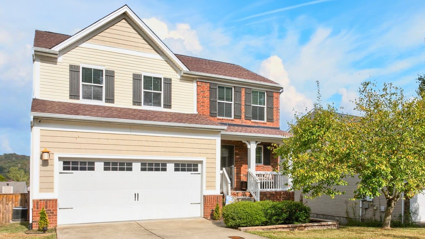 Nashville House: 613 Wolfeboro Ln