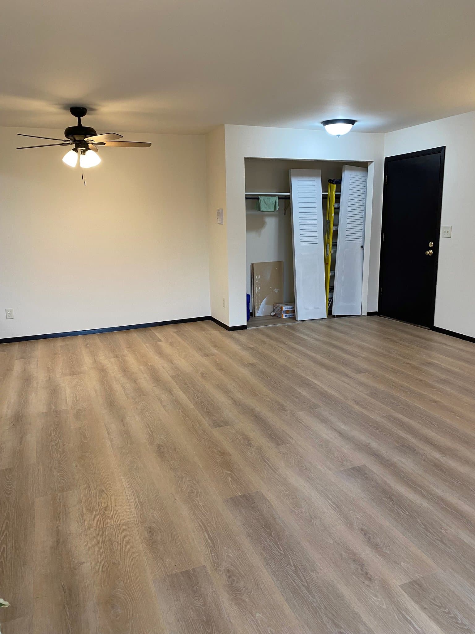 Greenfield Apartment: 6450 West Norwich
