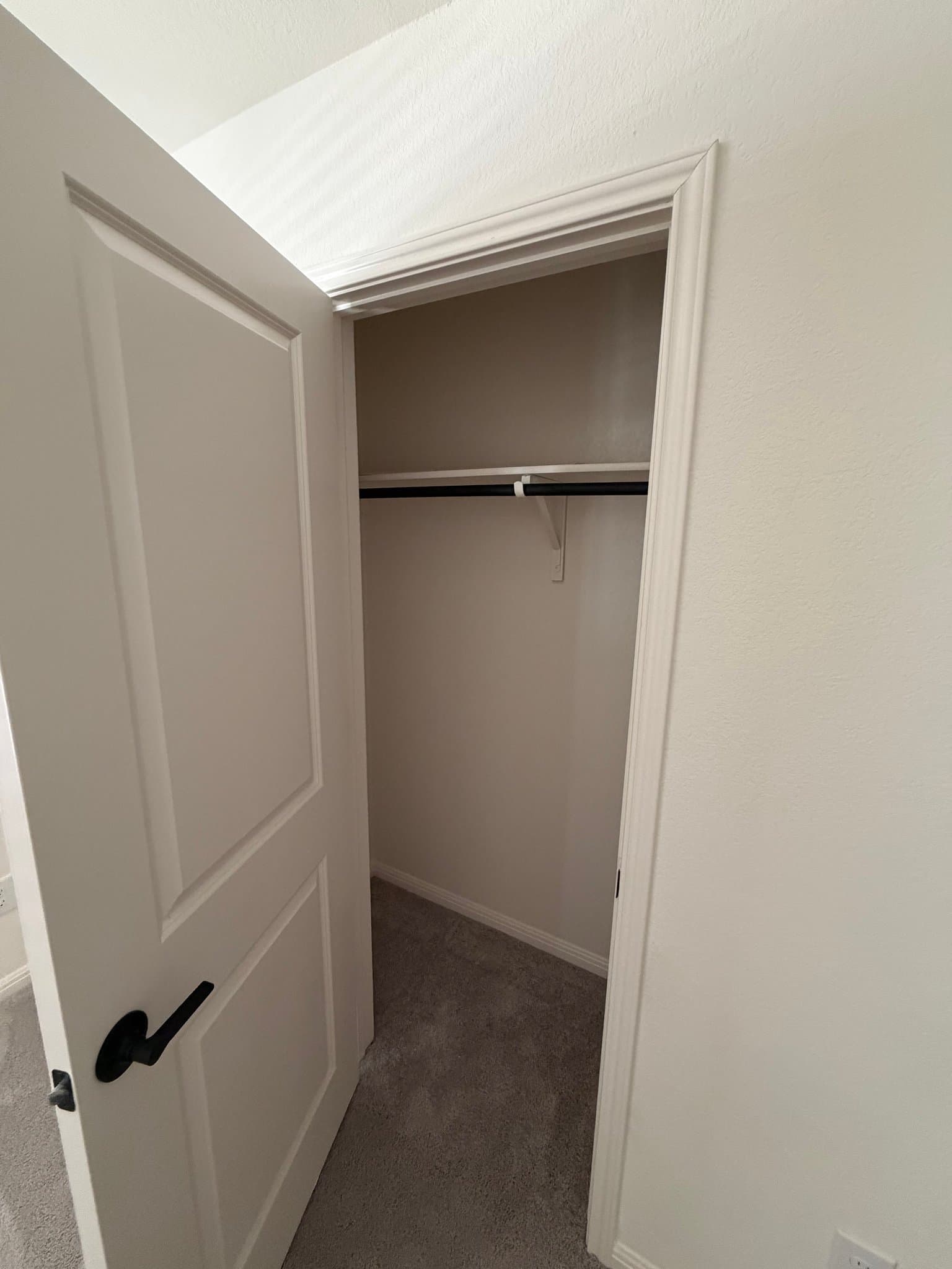 Hutto Single Room: 222 Stonebrook Dr.