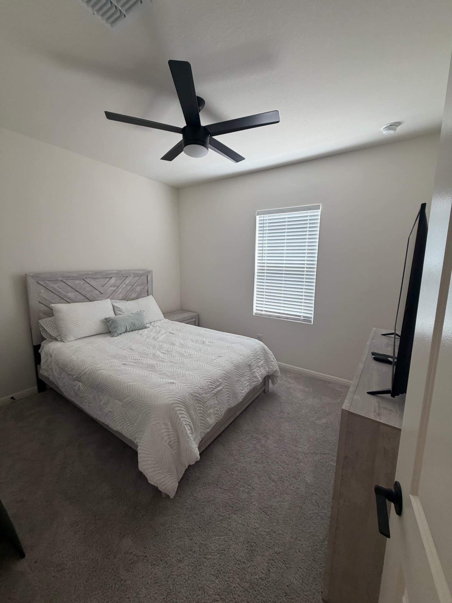Hutto Single Room: 222 Stonebrook Dr.