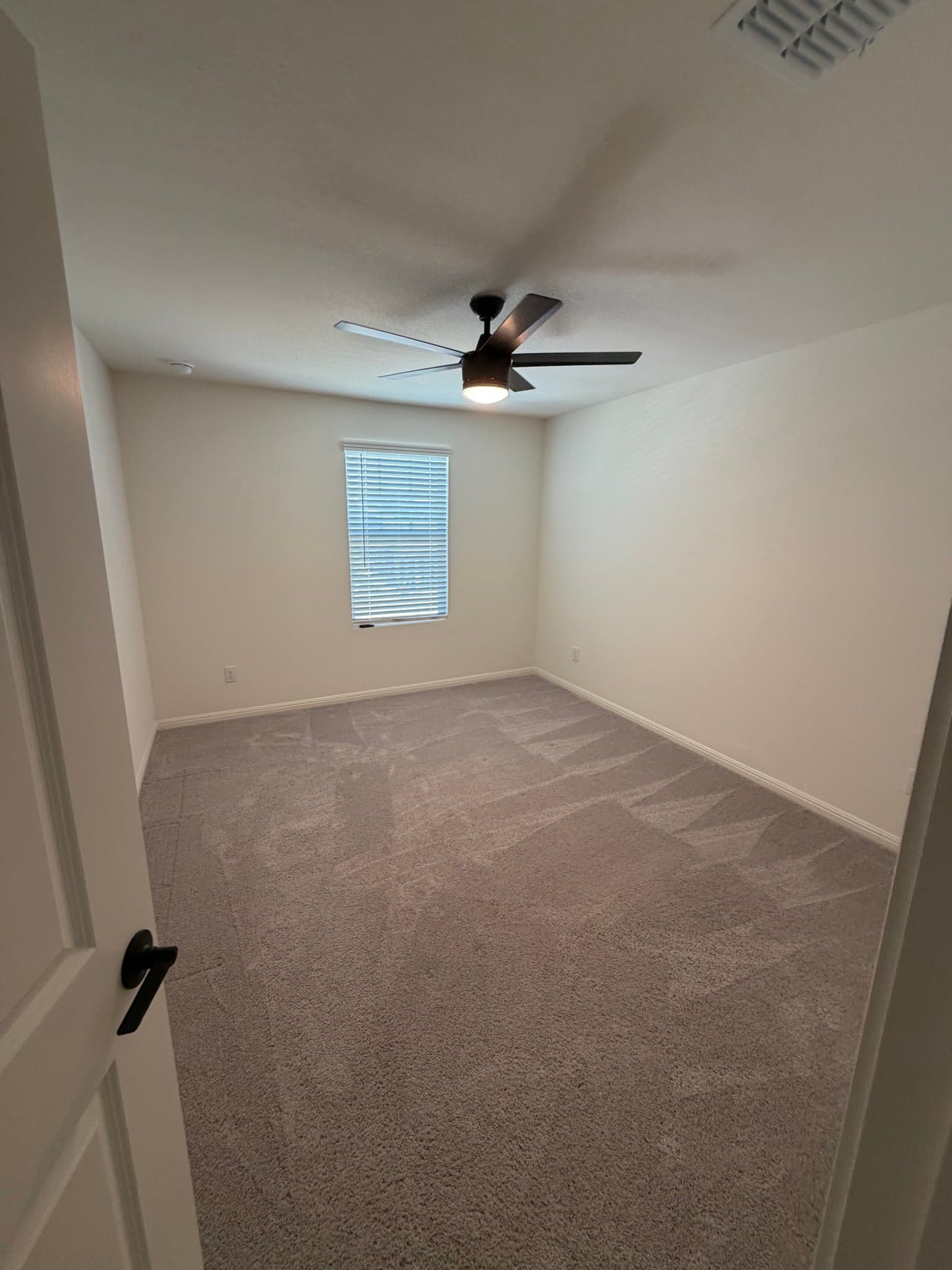 Hutto Single Room: 222 Stonebrook Dr.