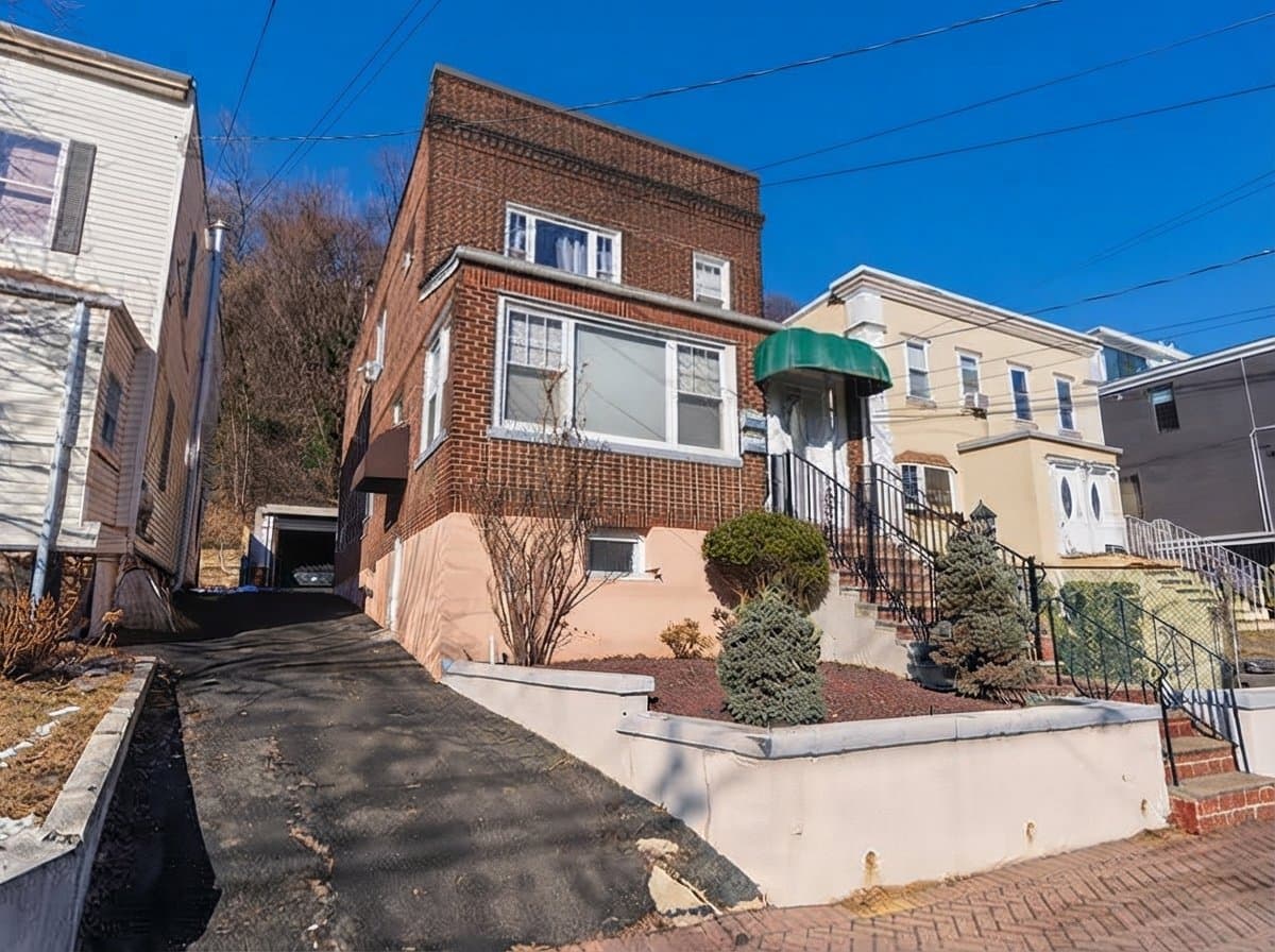 Edgewater Multiplex: 436 Undercliff Avenue