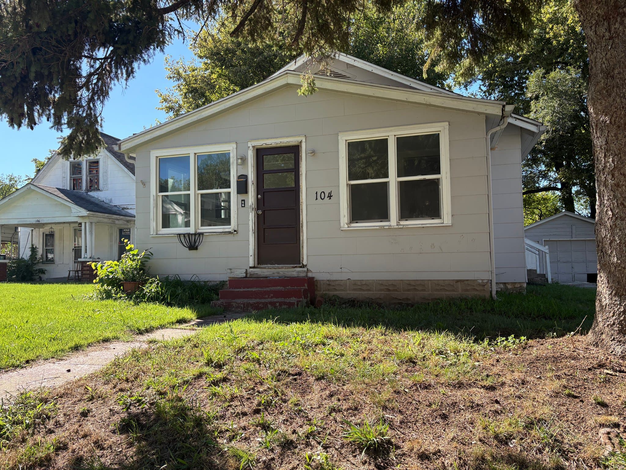 Independence House: 104 S Huttig Ave