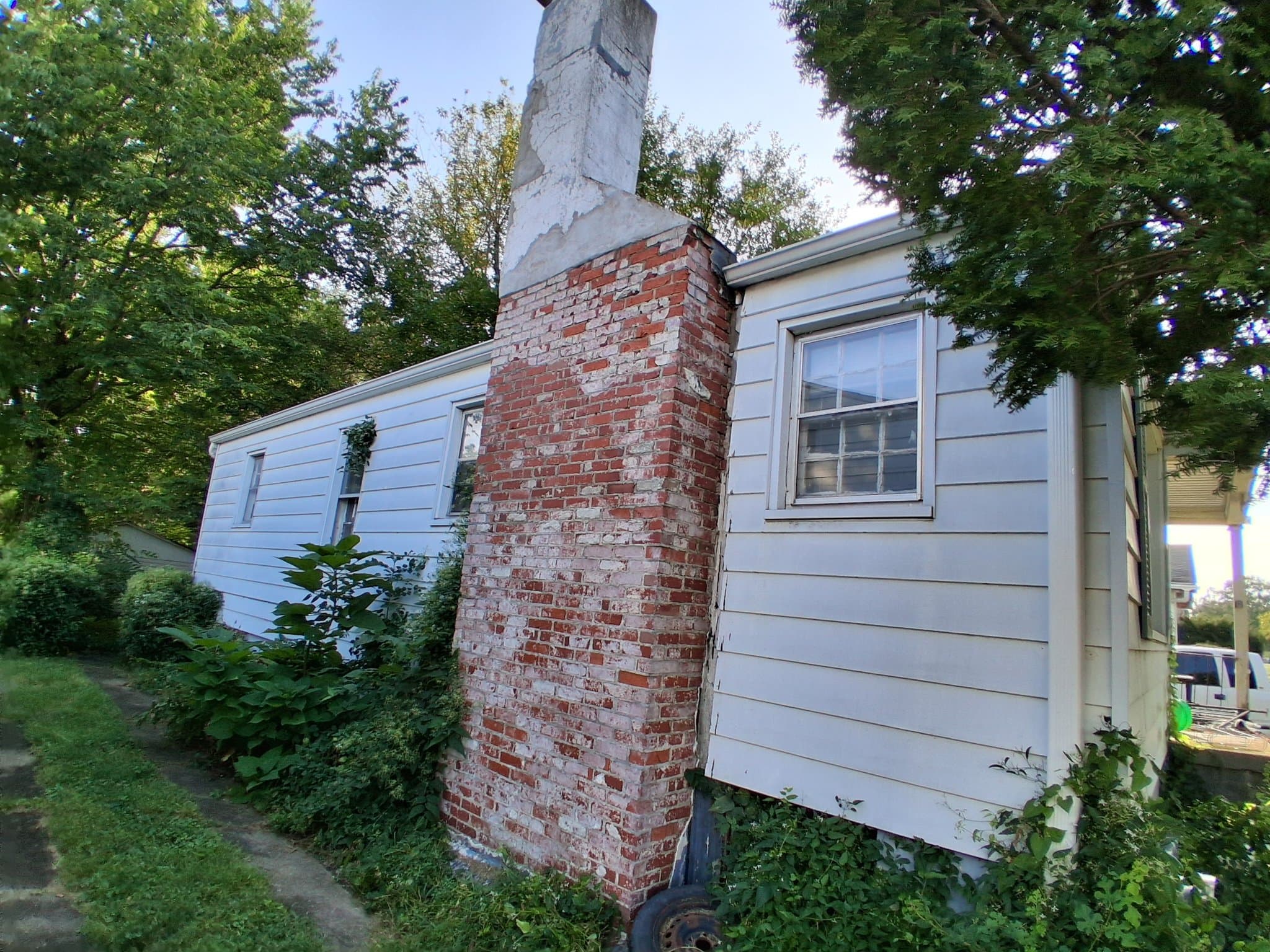 Decatur House: 1645 E Walnut St.