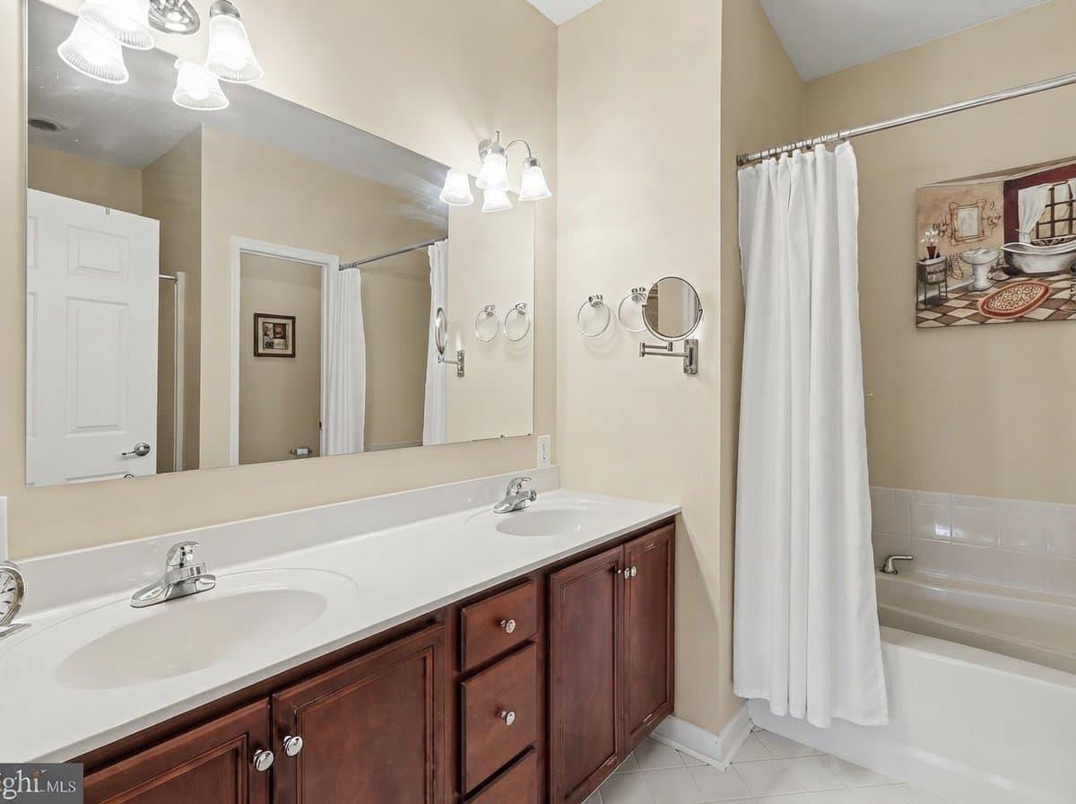 Philadelphia Townhome: 15041 Sunflower Dr
