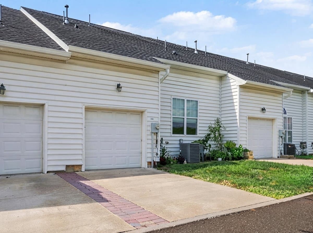 Philadelphia Townhome: 15041 Sunflower Dr