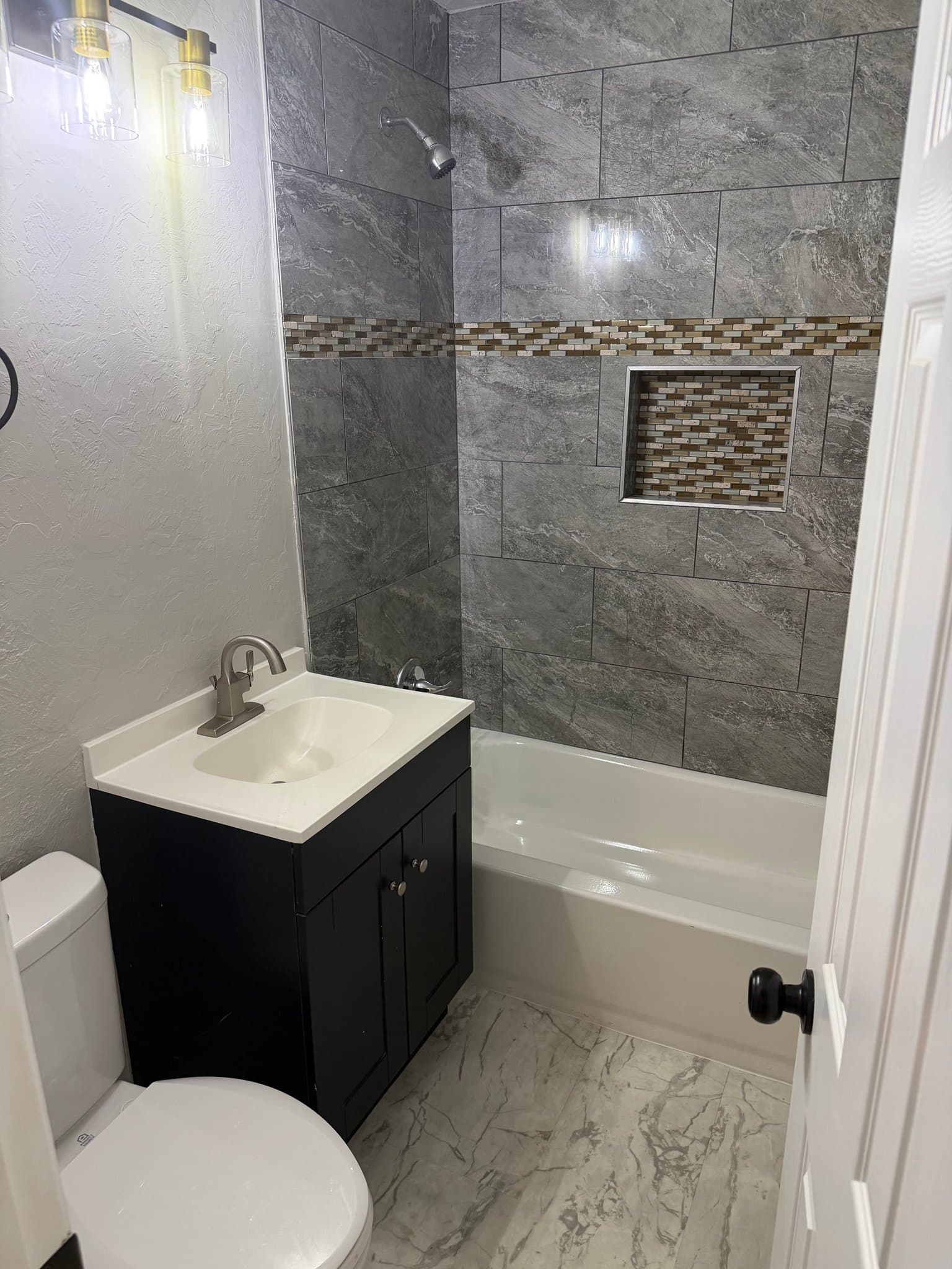 Yukon House: 201 Dianna Dr