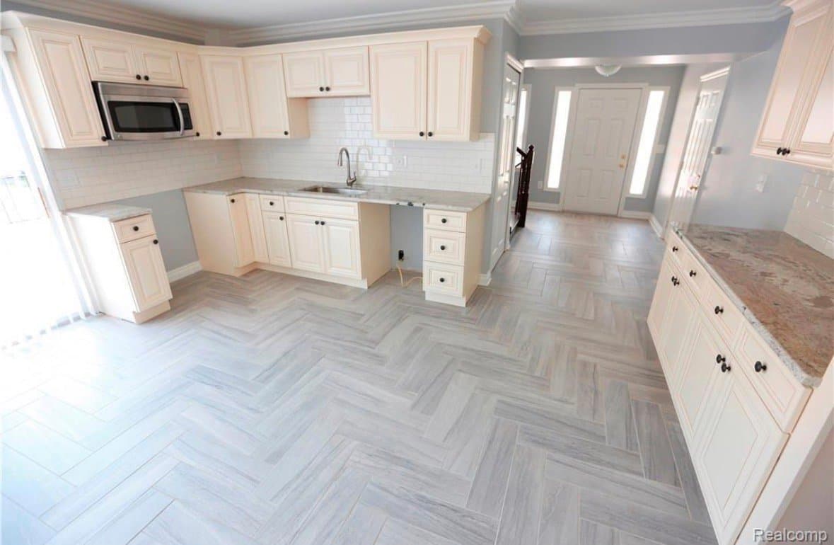 Novi House: 290 Shamrock Hill