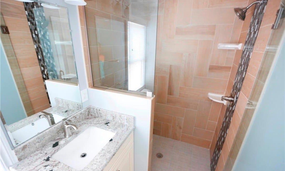 Novi House: 290 Shamrock Hill