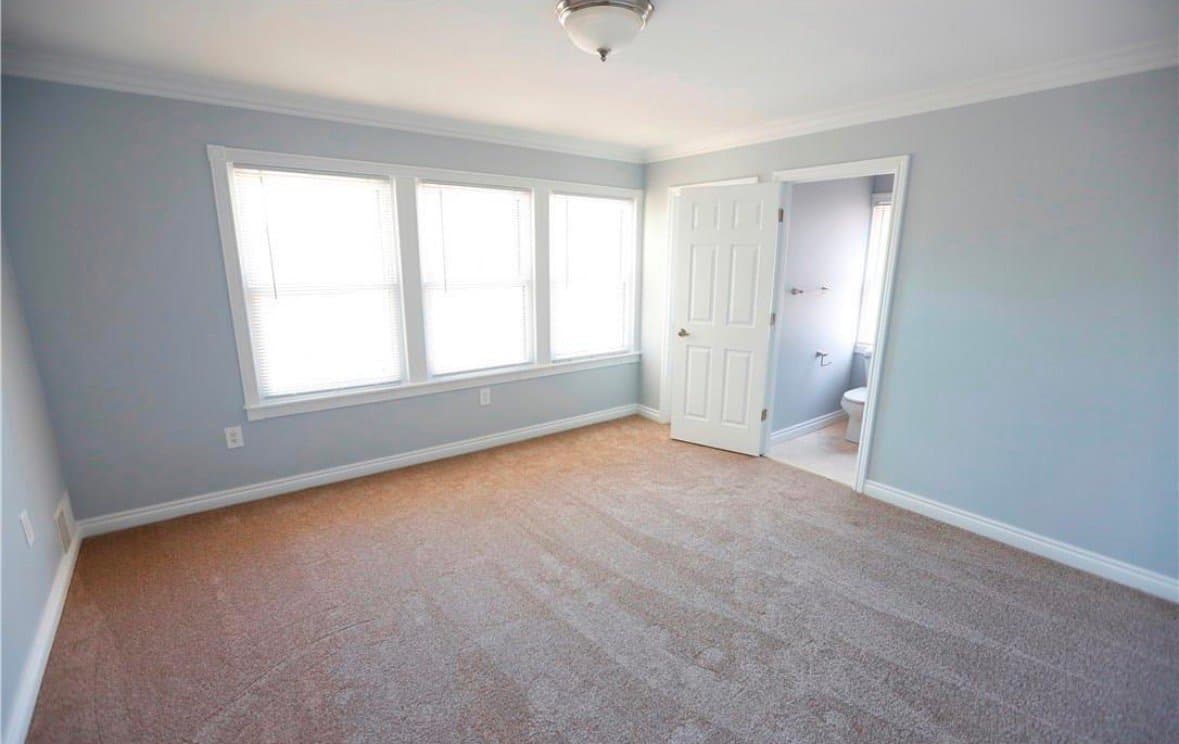 Novi House: 290 Shamrock Hill