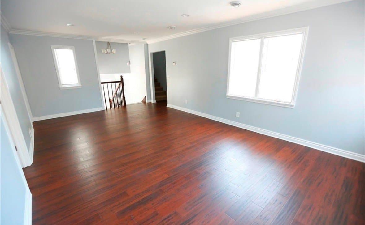 Novi House: 290 Shamrock Hill