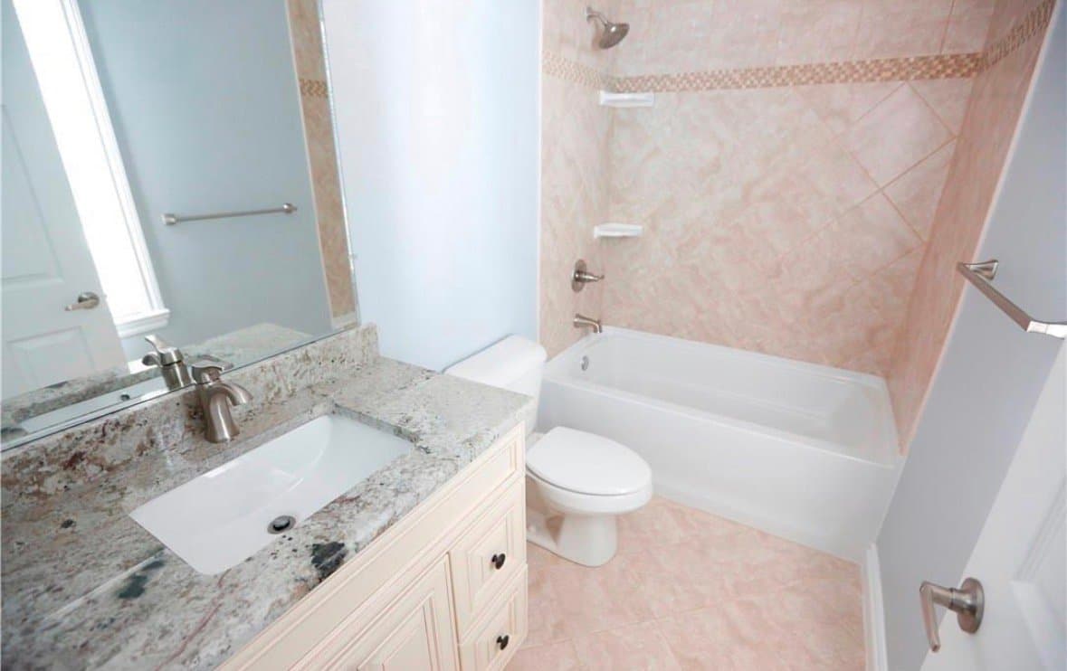 Novi House: 290 Shamrock Hill