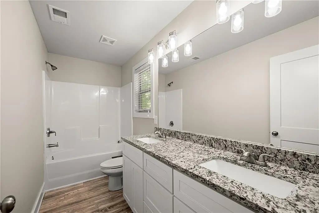 Cumming House: 3420 Auburn Dr