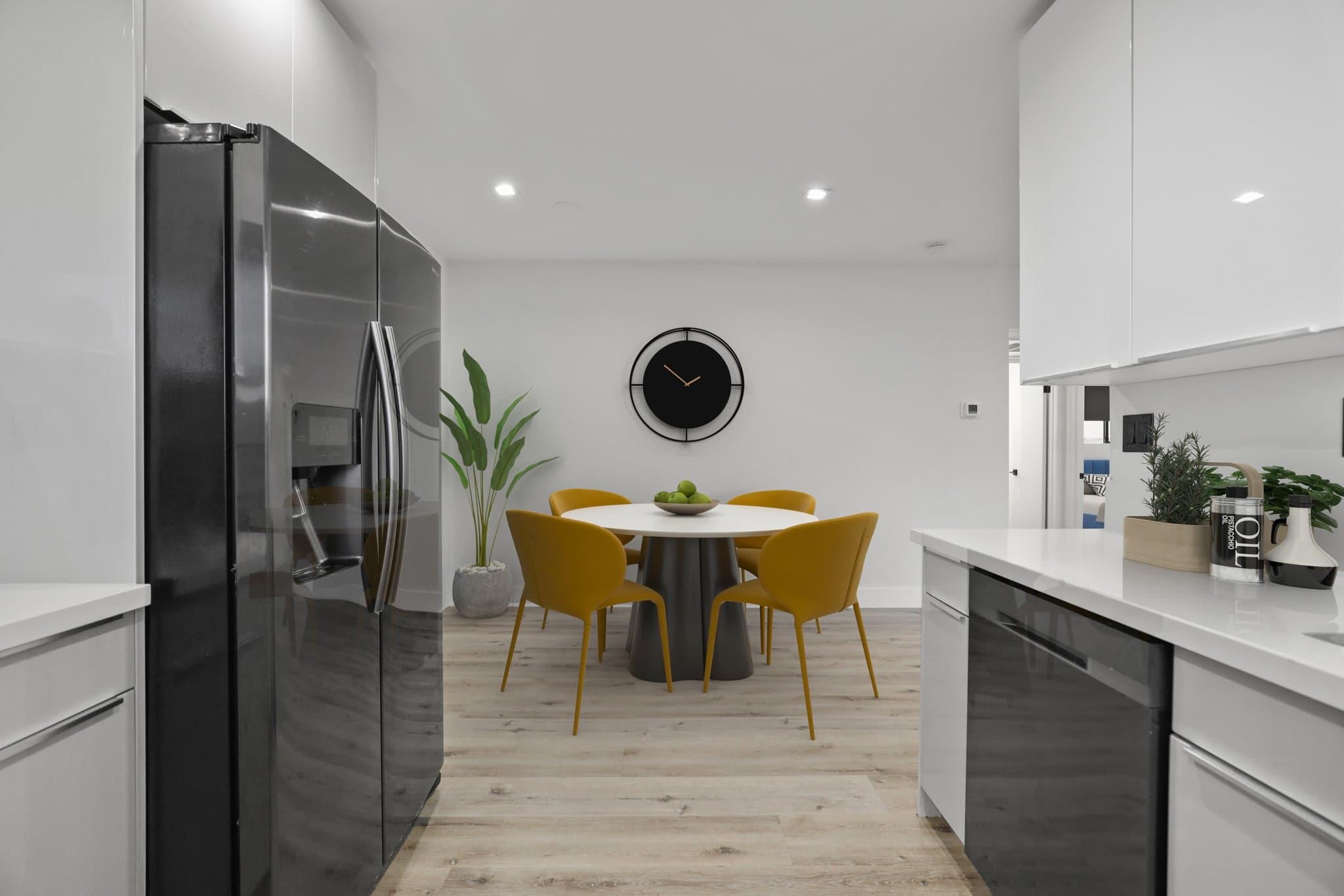 Los Angeles Apartment: 5667 La Mirada Ave