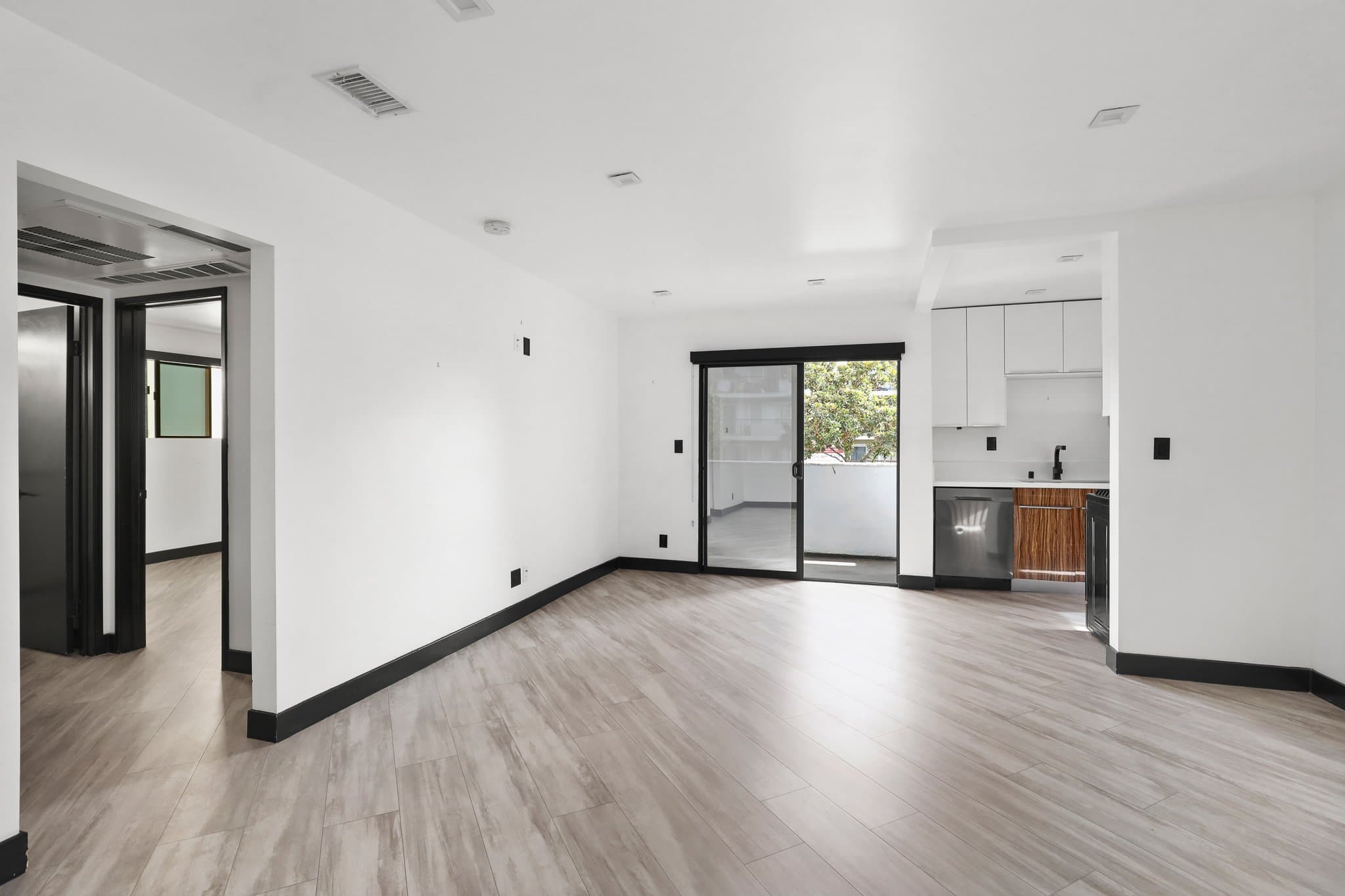 Los Angeles Apartment: 5667 La Mirada Ave