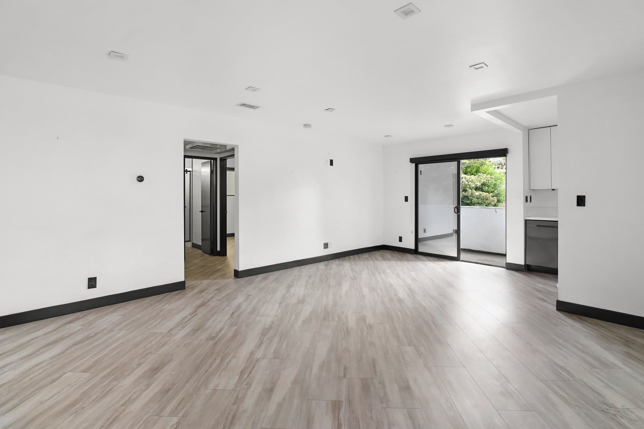 Los Angeles Apartment: 5667 La Mirada Ave