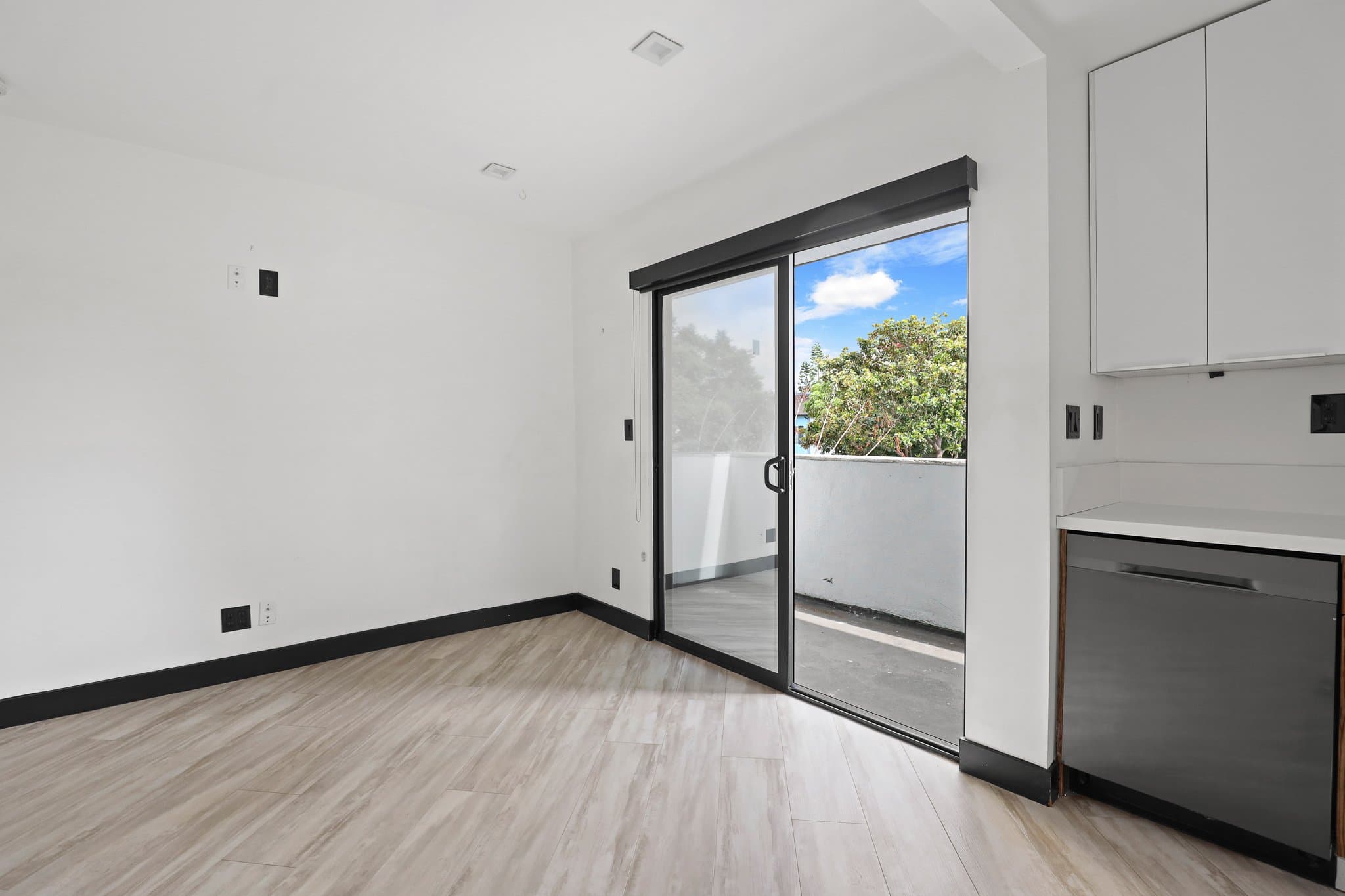 Los Angeles Apartment: 5667 La Mirada Ave