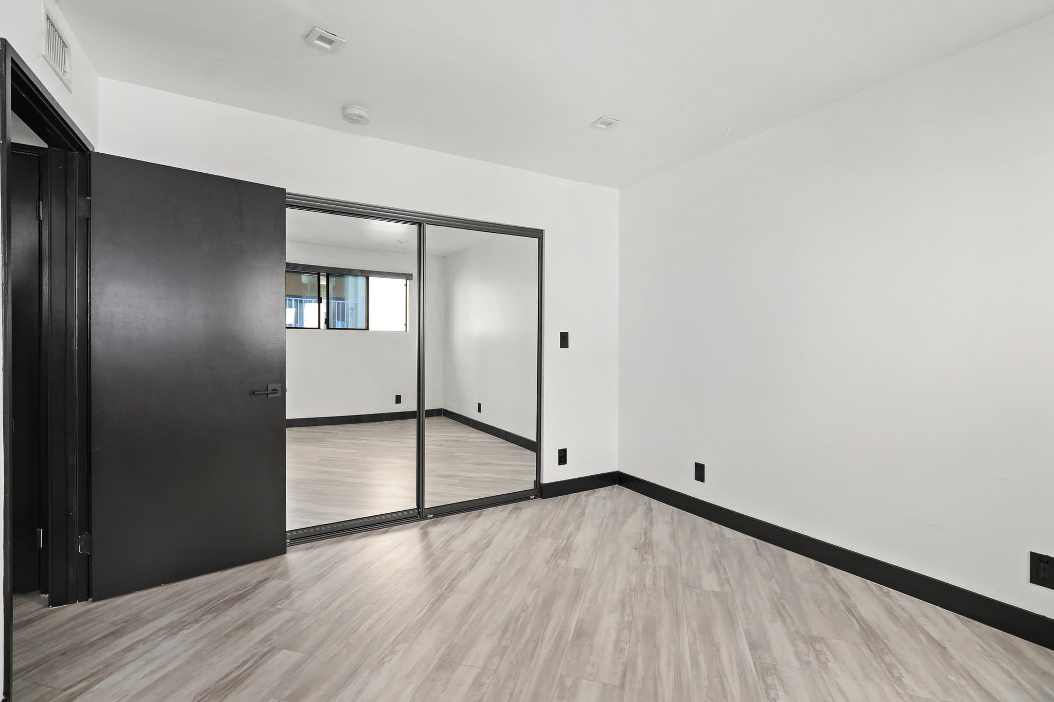 Los Angeles Apartment: 5667 La Mirada Ave