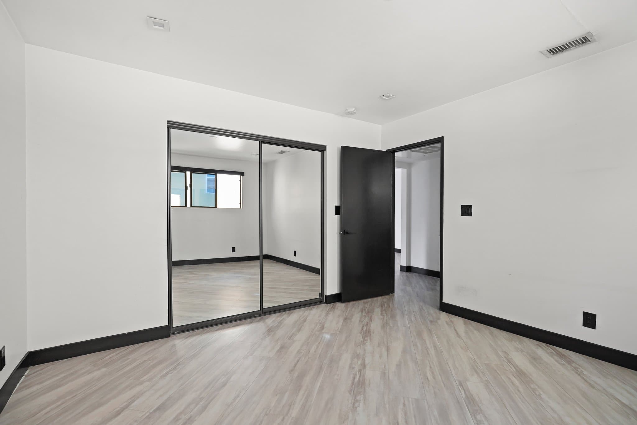 Los Angeles Apartment: 5667 La Mirada Ave