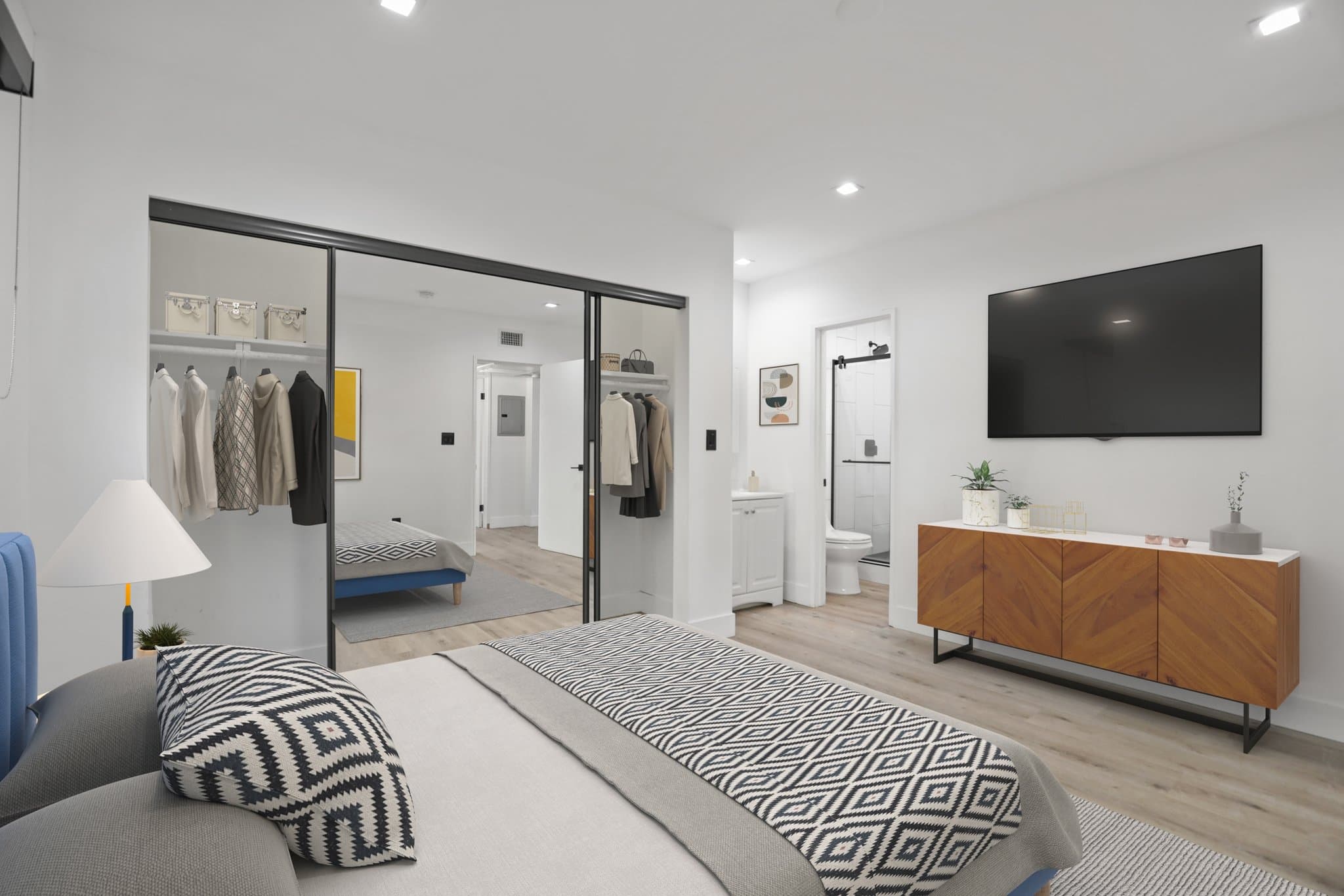 Los Angeles Apartment: 5667 La Mirada Ave