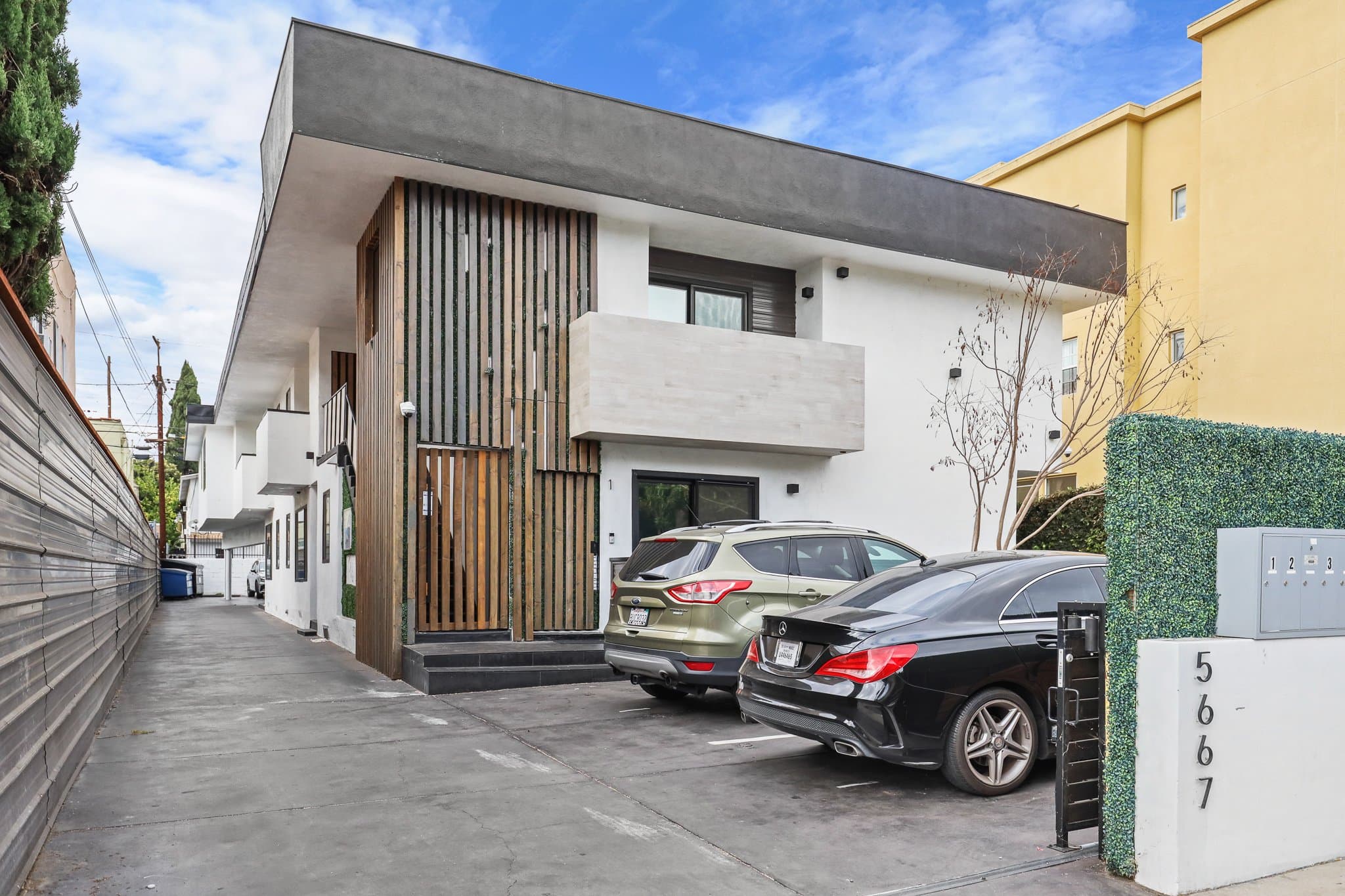 Los Angeles Apartment: 5667 La Mirada Ave