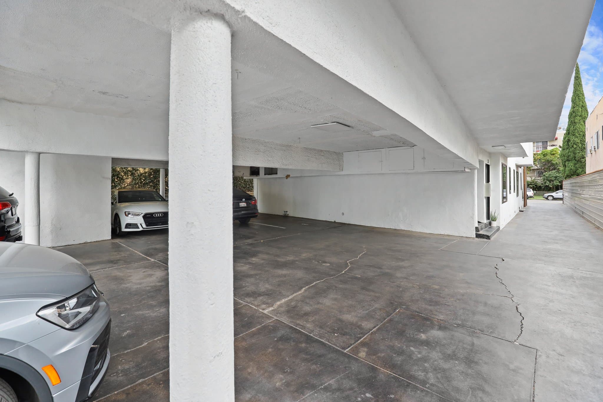 Los Angeles Apartment: 5667 La Mirada Ave
