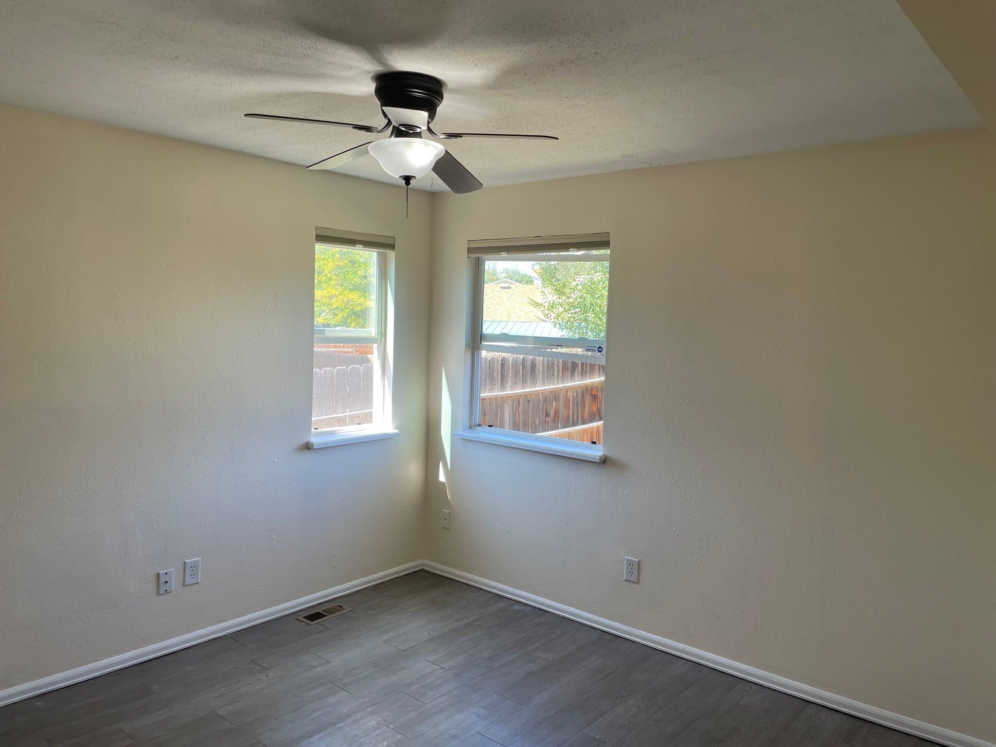 COLORADO SPRINGS Single Room: 4520 Hollyridge Dr