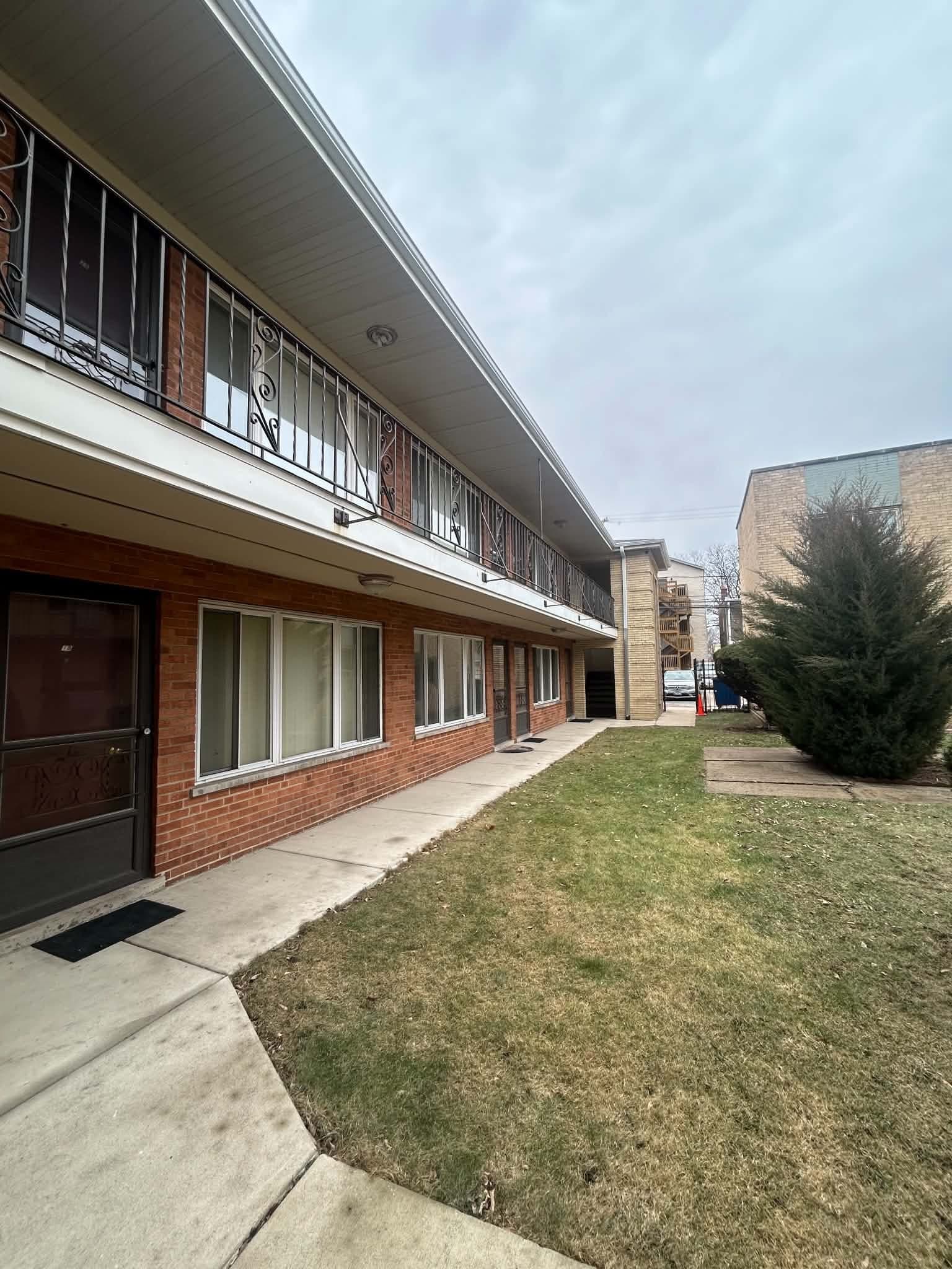 Chicago Apartment: 4120 N California Ave