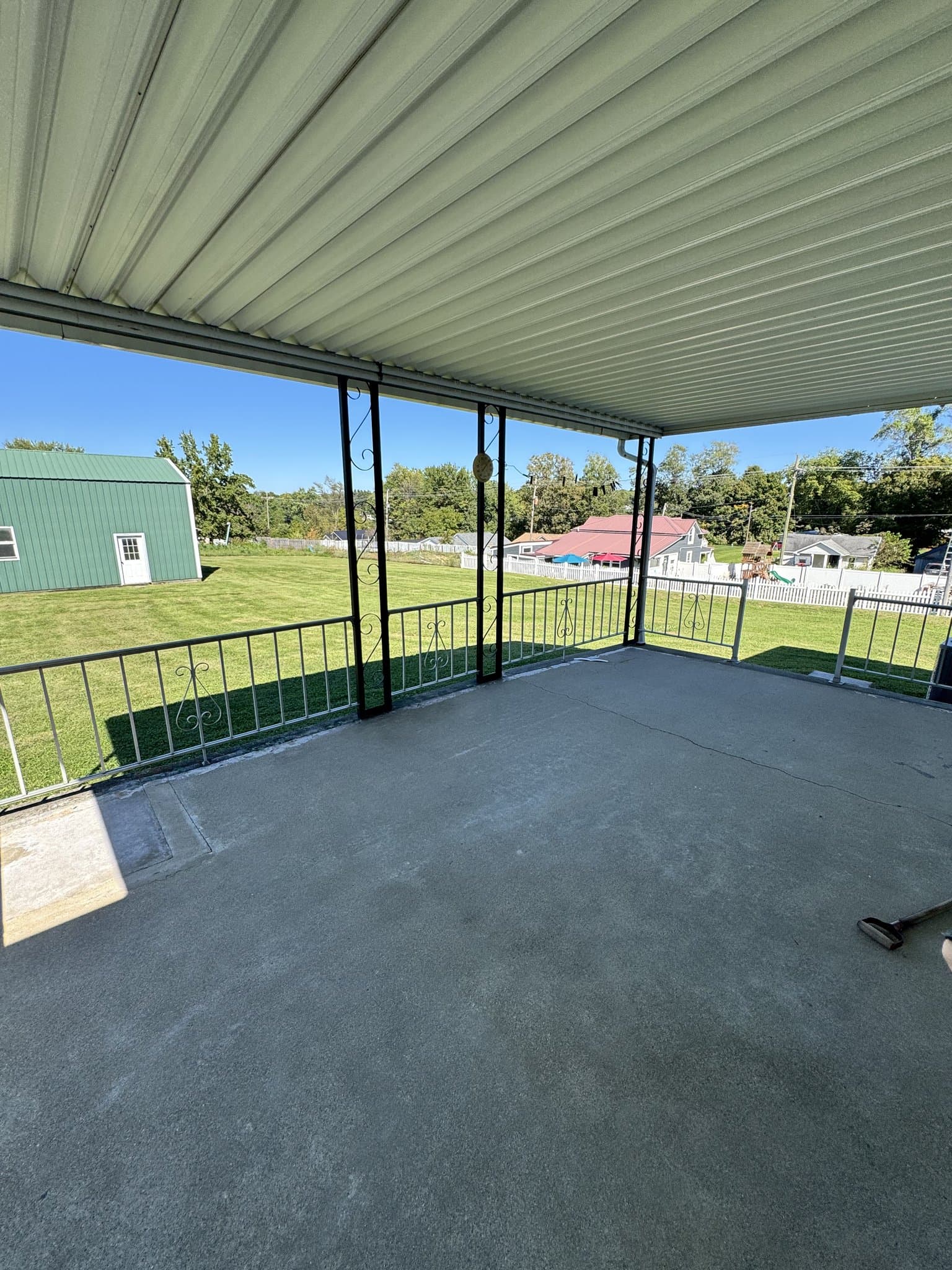Bloomington House: 1385 E Rayletown Road