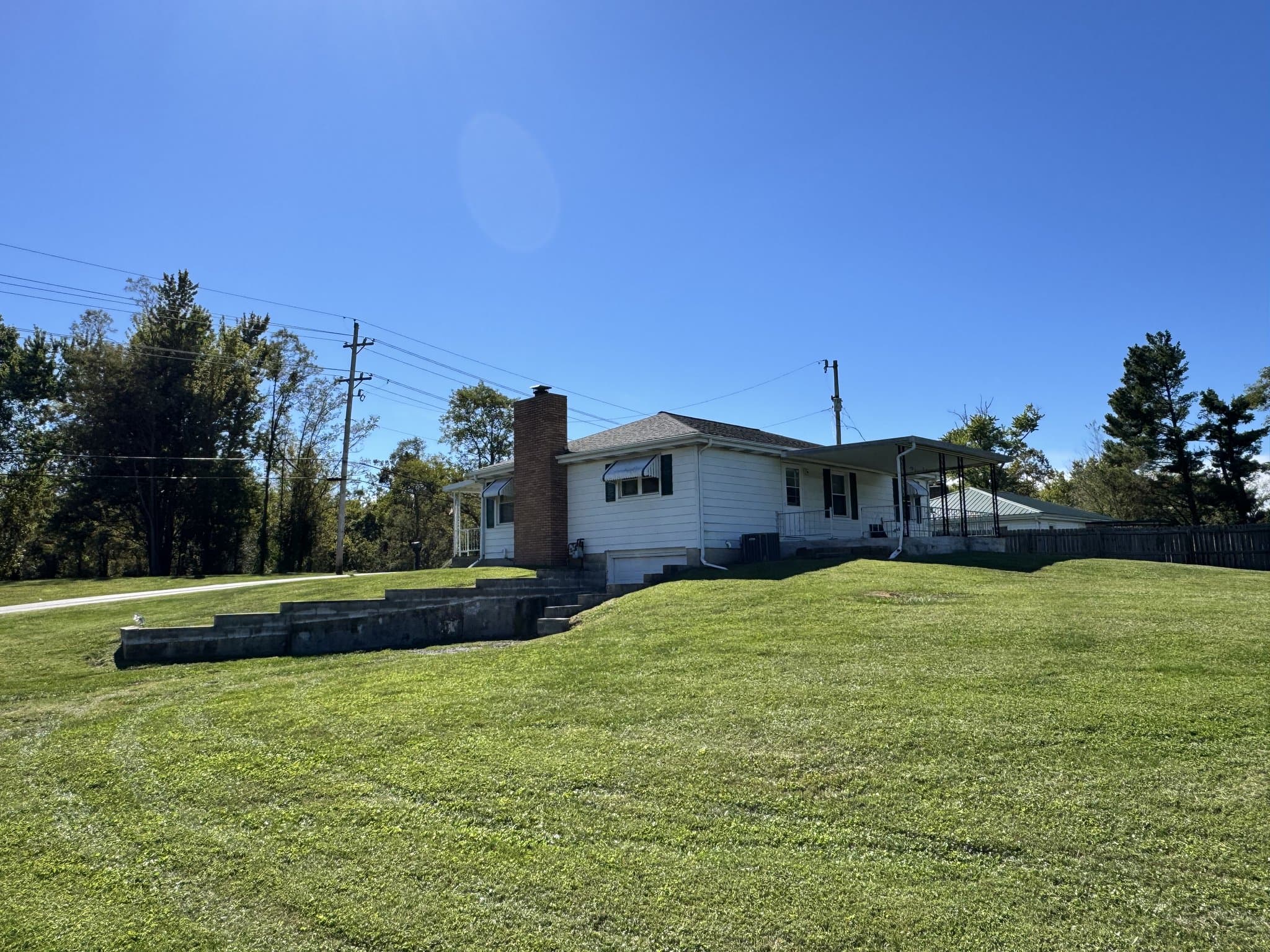 Bloomington House: 1385 E Rayletown Road