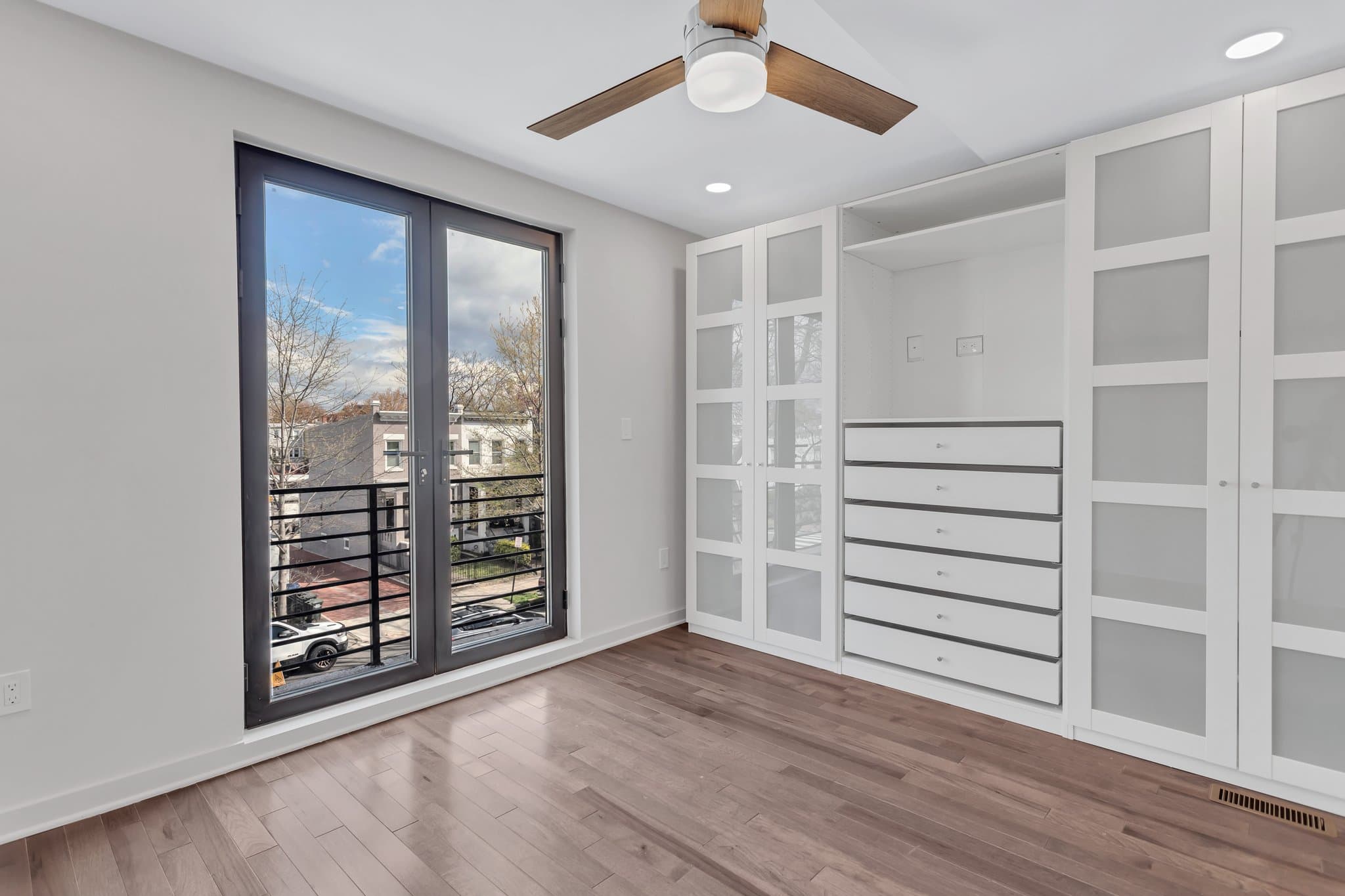 Washington Condo: 911 I St NE