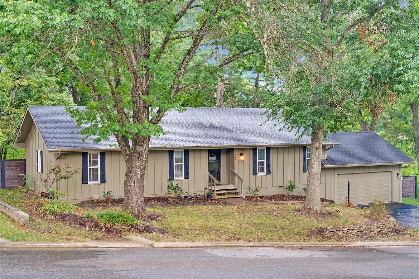 Ozark House: 1200 E Summerhill