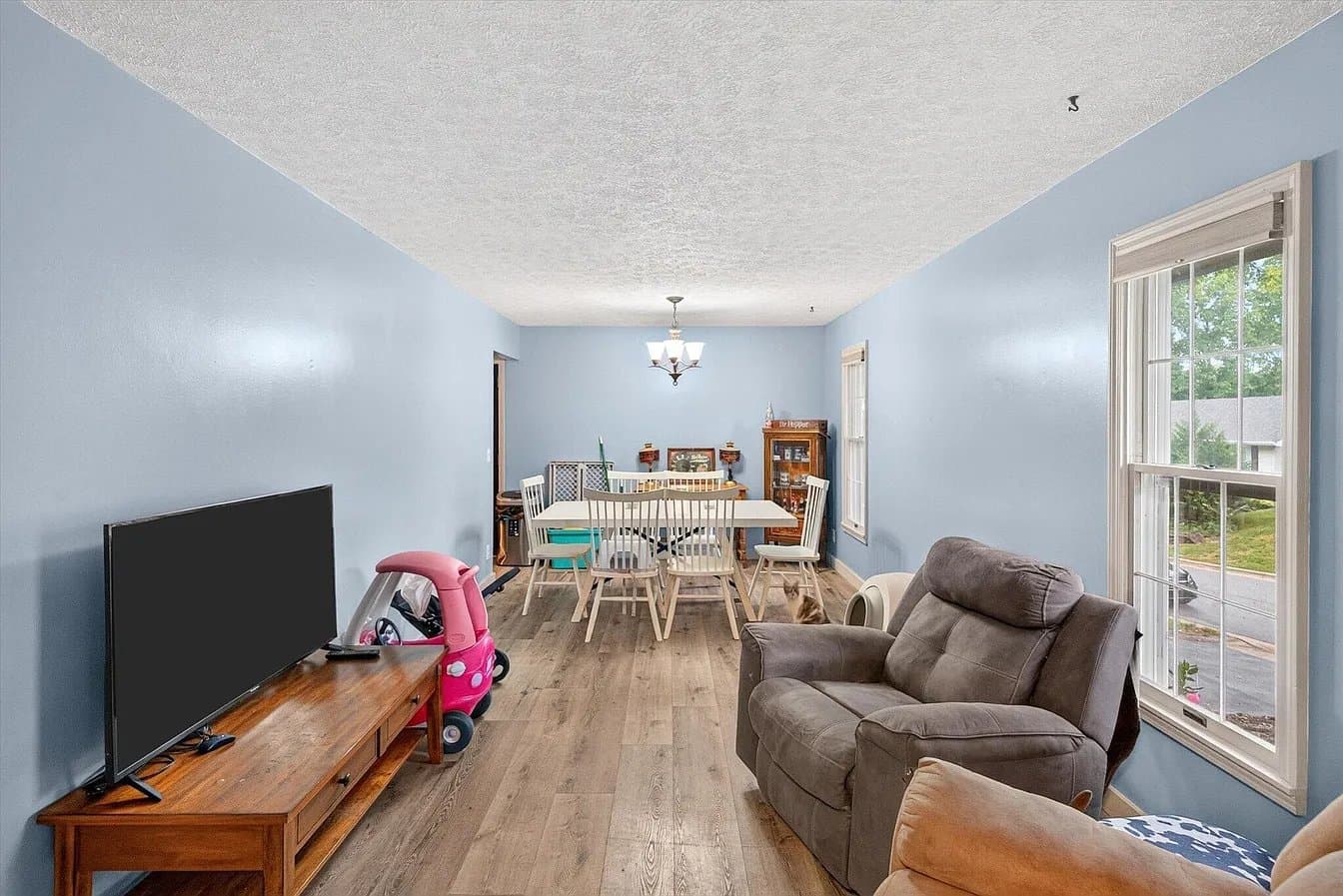 Ozark House: 1200 E Summerhill