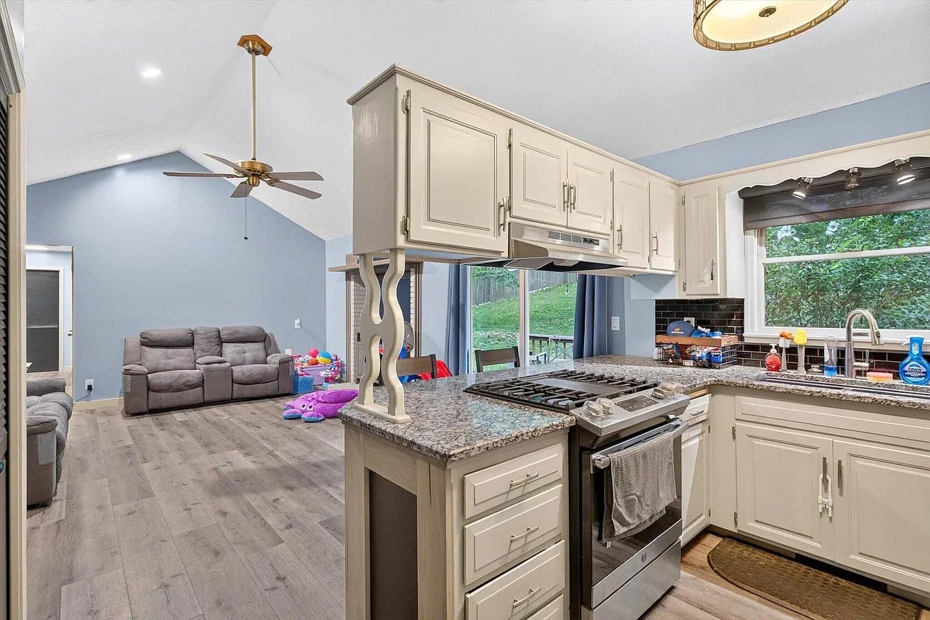 Ozark House: 1200 E Summerhill