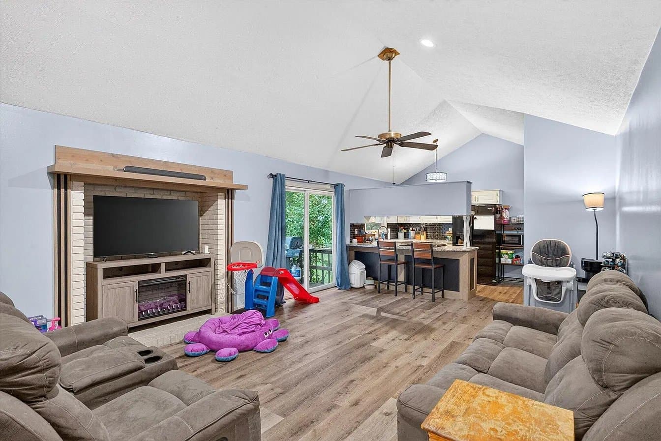 Ozark House: 1200 E Summerhill