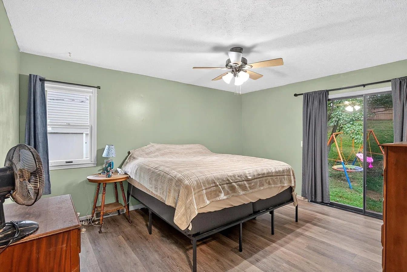 Ozark House: 1200 E Summerhill