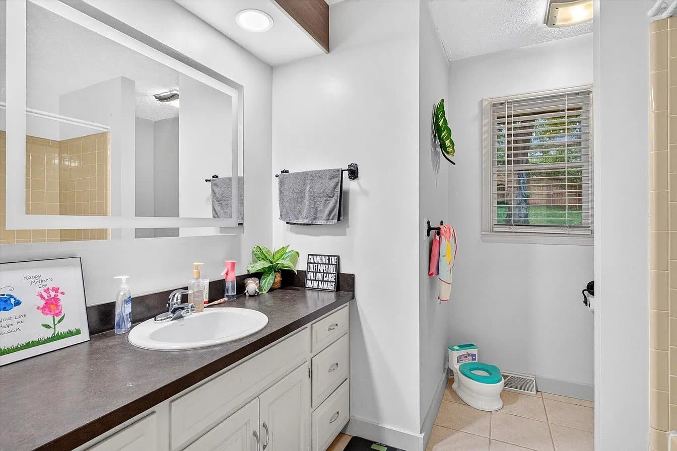 Ozark House: 1200 E Summerhill