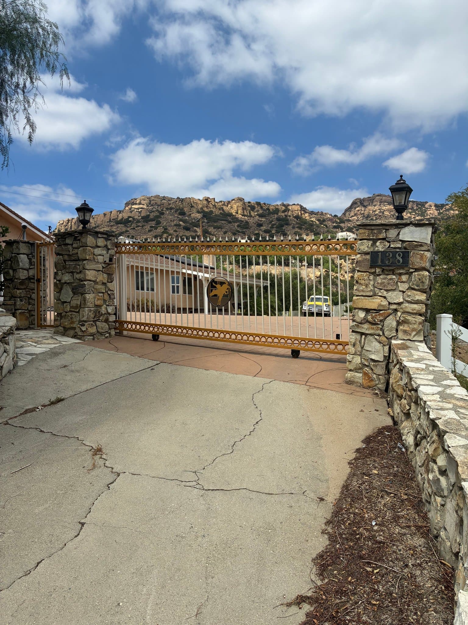 Chatsworth House: 138 Rollins Rd