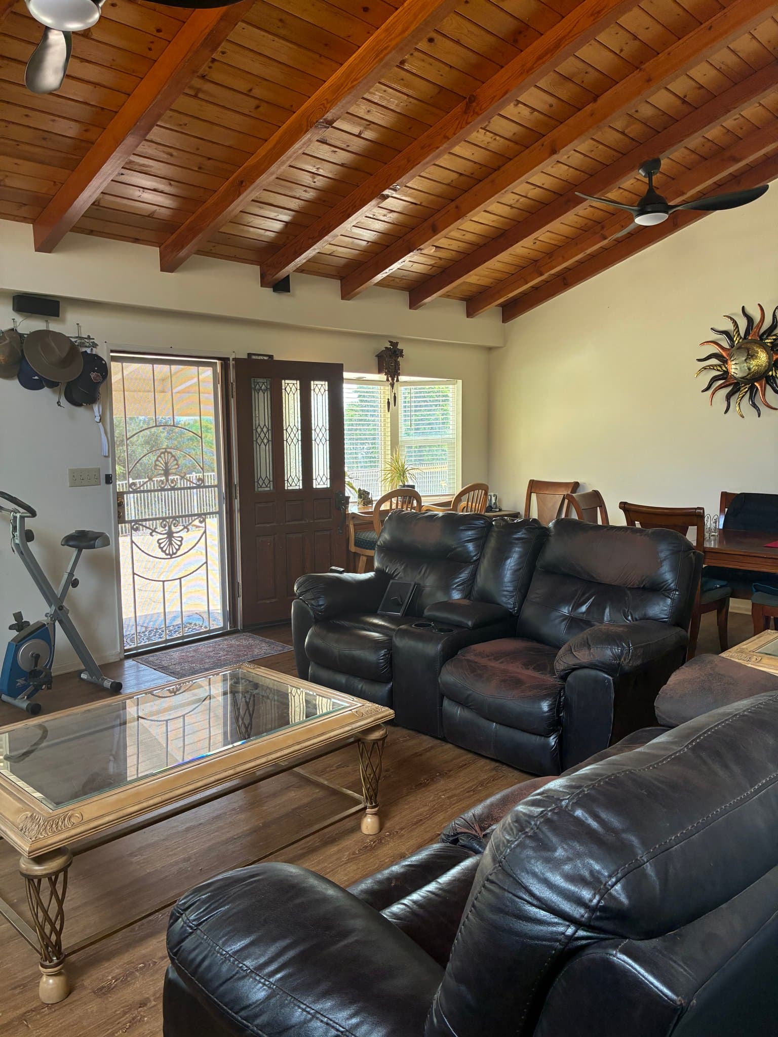 Chatsworth House: 138 Rollins Rd