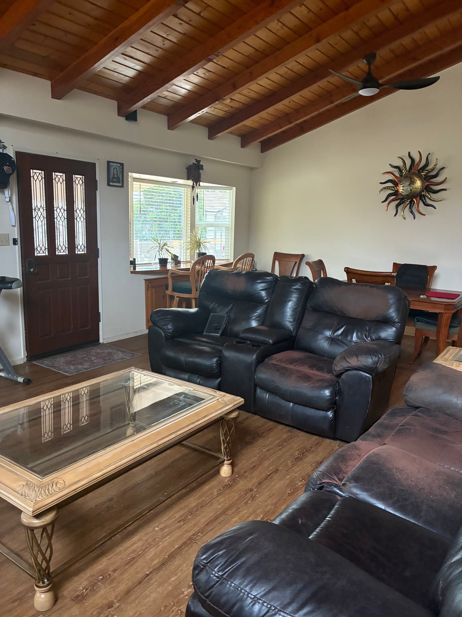 Chatsworth House: 138 Rollins Rd