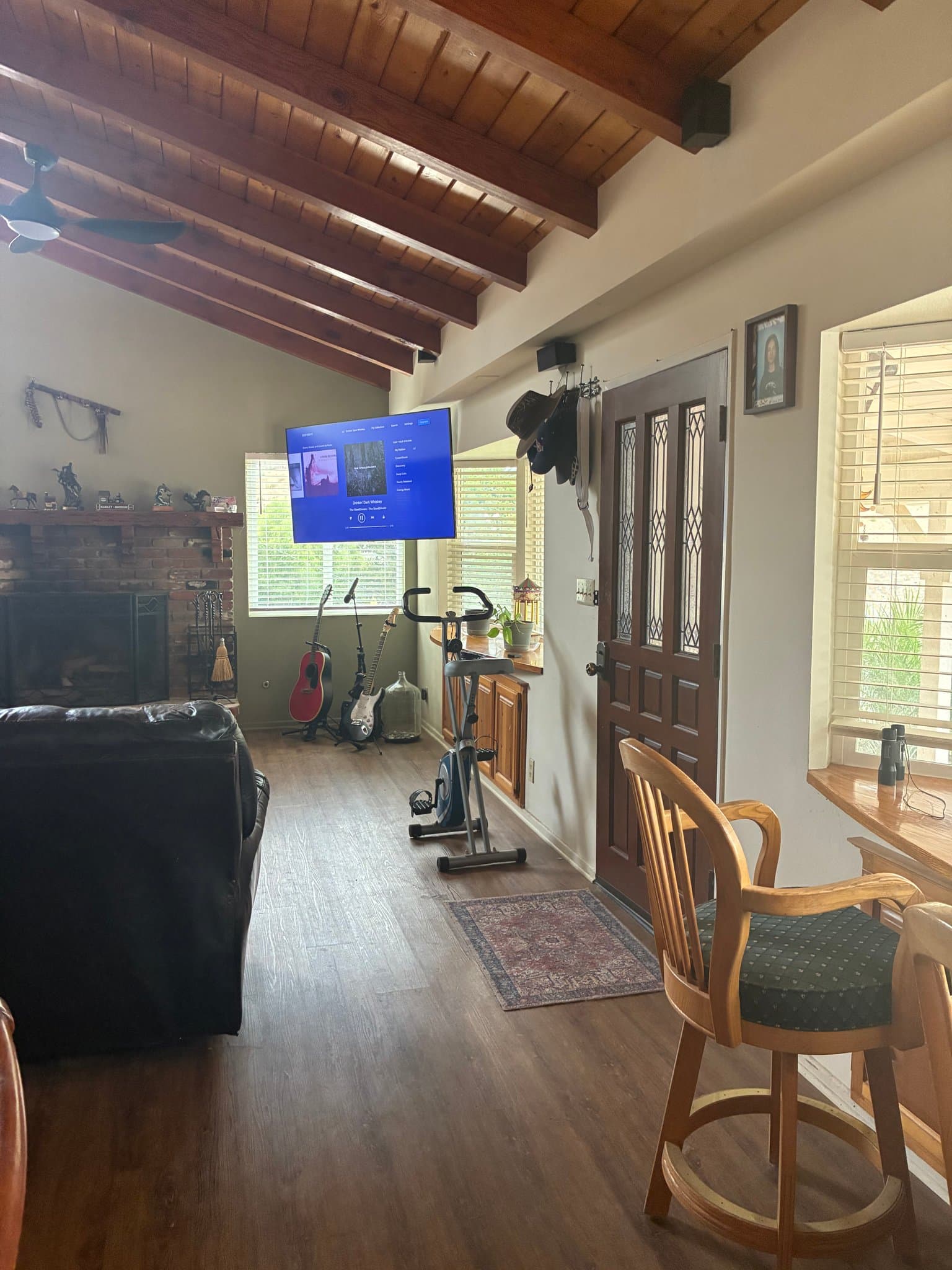 Chatsworth House: 138 Rollins Rd